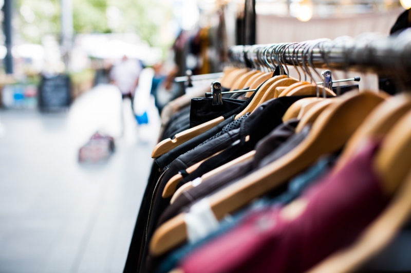 magasin-LE MUY-min_blur_close_up_focus_hanger_jacket_market_people_rack-1176303